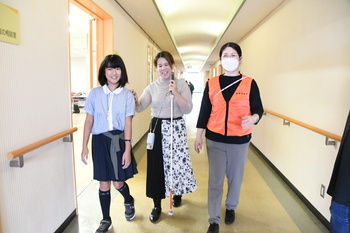 写真：ガイドヘルパー体験の様子