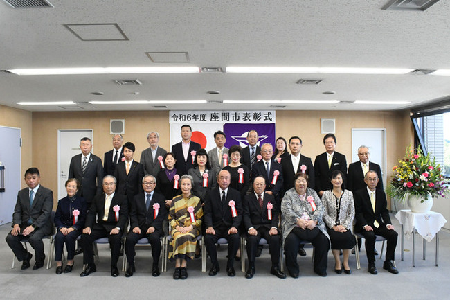 写真：市表彰の受賞者と市長など関係者の記念撮影