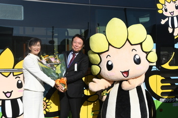 写真：市公式マスコットキャラクターざまりんとの記念写真