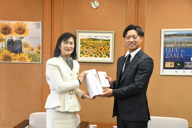 写真：JICA海外協力隊として東ティモールへ派遣される徳田龍人さんと市長