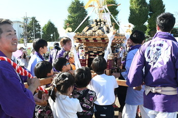 写真：会場を盛り上げるみこし1