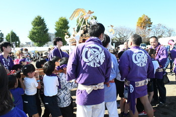 写真：会場を盛り上げるみこし2