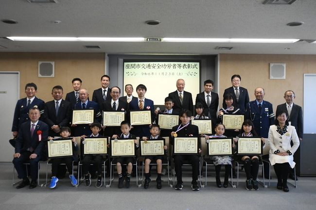 写真：交通安全推進大会受賞者と市長など関係者の記念撮影