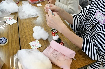 写真：クリスマスリースづくりの様子3
