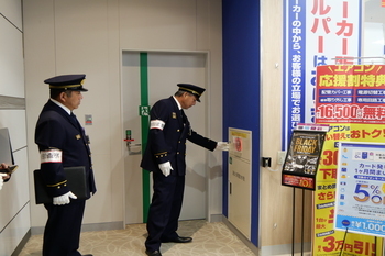 写真：消防長らが、イオンモール座間内の消防設備などを確認する様子