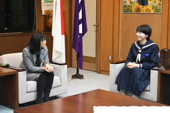 写真：表敬訪問の様子