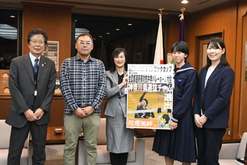 写真：表敬訪問での集合写真