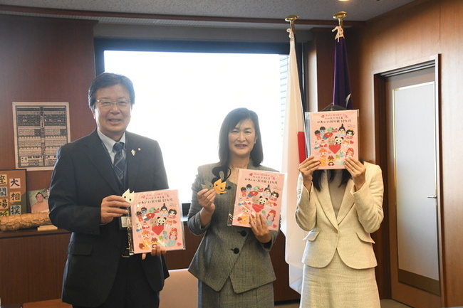 写真：折り紙作家ちっしー折り紙さんから寄贈を受ける市長と教育長