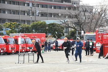 写真：第16回座間市初期消火競技大会最優秀チーム演技（屋内消火栓の部）