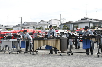 写真：座間マーチングバンドによる演奏1