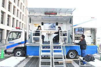 写真：起震車による地震体験1