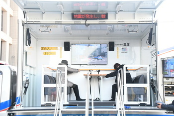 写真：起震車による地震体験2