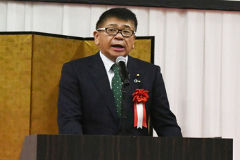 写真：壇上で祝辞を述べる座間市議会議長