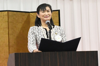 写真：壇上で式辞を述べる市長