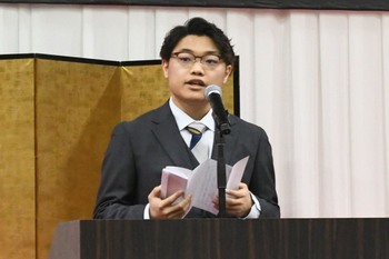 写真：実行委員長あいさつをする波多野龍斗さん