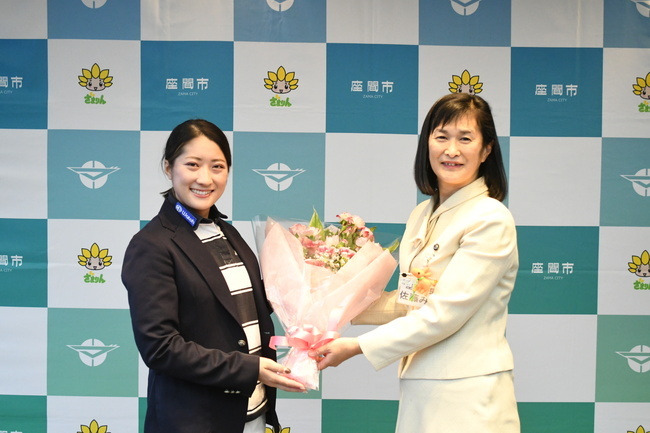 写真：高橋しずくさん(左)と市長（右）