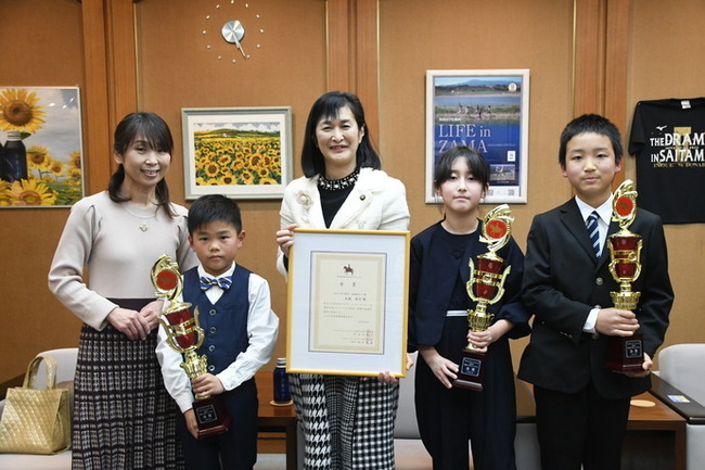 写真：受賞報告での記念写真