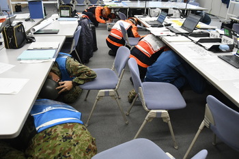 写真：姿勢を低くして頭を守る職員1