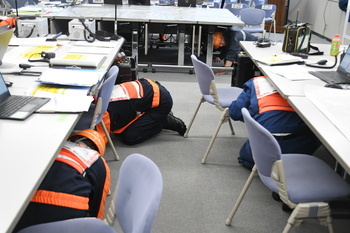 写真：姿勢を低くして頭を守る職員2