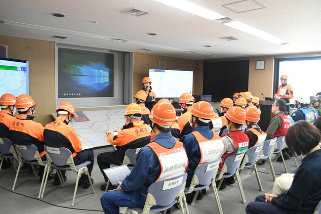 写真：災害対策本部訓練の様子1