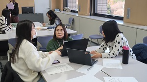 写真：学校報告会準備の様子1