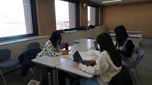 写真：学校報告会準備の様子2