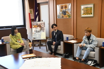 写真：表敬訪問の様子1