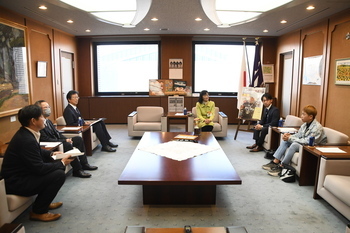 写真：表敬訪問の様子2