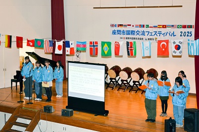 写真:国際親善大使3期生が発表をする様子