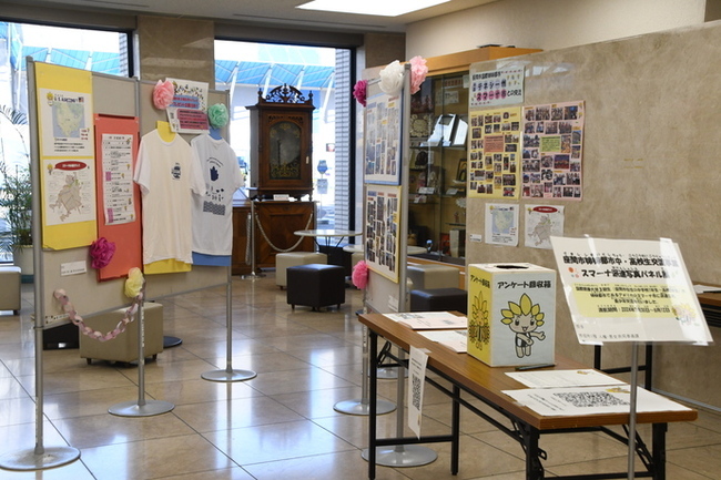 写真：スマーナ派遣写真パネル展の様子