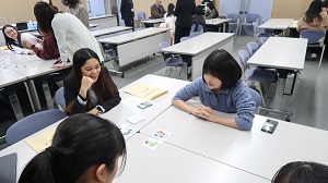 写真：ALTとのミニゲーム・フリートークの様子3