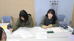 写真：受入期間中の週末プランを考案している様子1