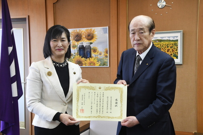 写真：寄贈を受ける市長と大相撲藤沢場所実行委員会委員長の最上さん