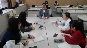 写真：ALT（外国語指導助手）との英会話の様子1