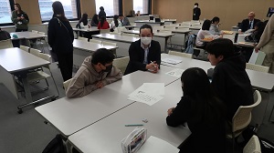写真：ALT（外国語指導助手）との交流アクティビティの様子3