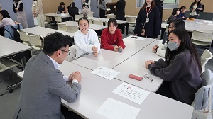 写真：ALT（外国語指導助手）との交流アクティビティの様子4