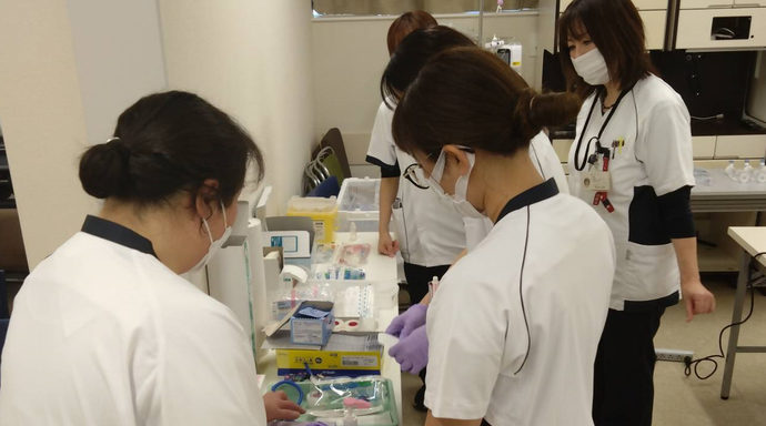 医療現場で使用する器材を確認する様子