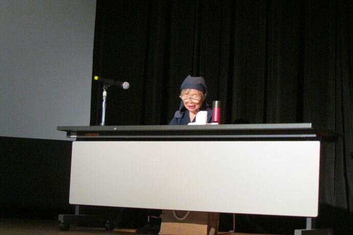 写真：講演会で話をする講師