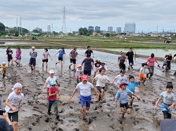 写真：泥んこレースの様子