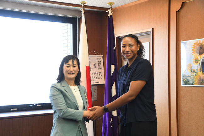 写真：とうこくれいなさん(右)と市長（左）