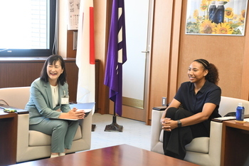 写真：表敬訪問でとうこくさんと市長が歓談する様子