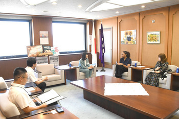 写真：表敬訪問の様子