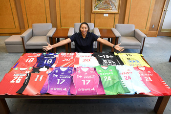 写真：とうこくさんと、歴代所属したチームや日本代表のユニフォーム