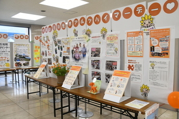 写真：市役所1階市民サロンでの展示2