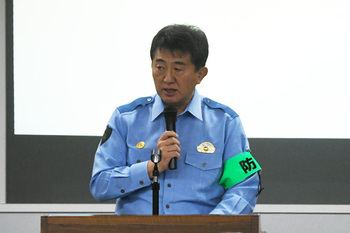写真：挨拶する座間警察署長
