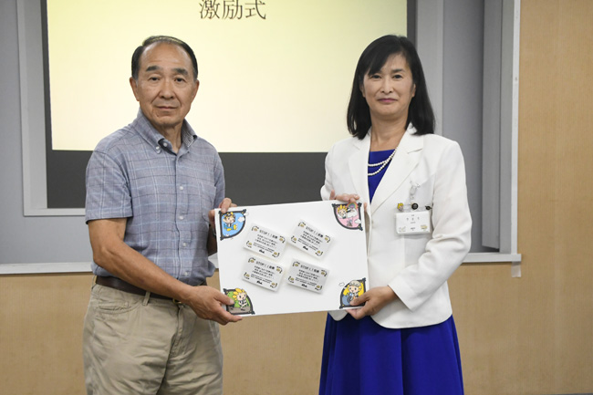 写真：防犯啓発品手交の様子