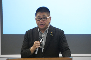 写真：挨拶する座間市議会議長