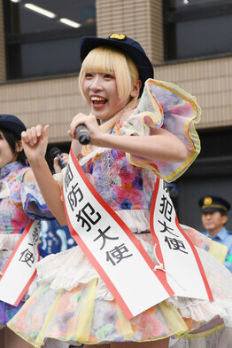「座間防犯大使」のメノニューイヤーによる楽曲披露（やがみもねさん）