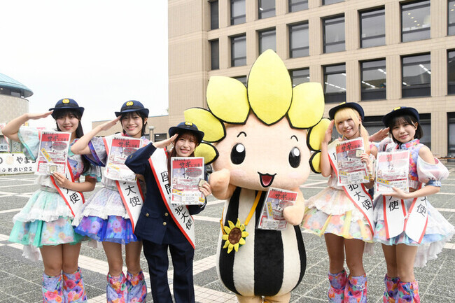 写真:ざまりんとアイドルグループ メノニューイヤーの皆さん(左から、かぐらざかりえるさん、さおとめなぎささん、やまざきはるなさん、ざまりん、やがみもねさん、ひなたなおさん)
