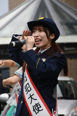 「座間防犯大使」のメノニューイヤーによる楽曲披露（やまざきはるなさん（神奈川県出身））